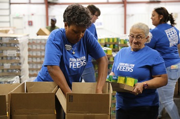 mg-caption:Food Lion associates support communities in need.